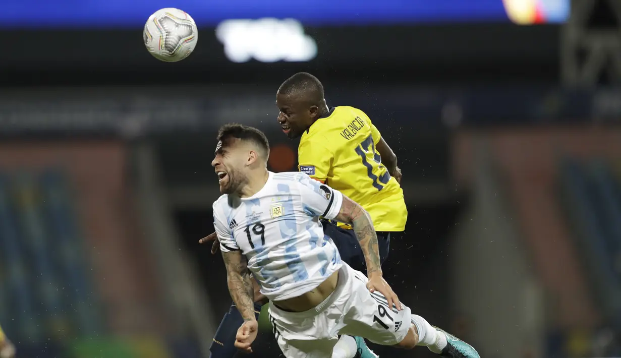 Bek timnas Argentina, Nicolas Otamendi dan penyerang Ekuador, Enner Valencia melakukan sundulan saat berebut bola pada perempat final Copa America 2021 di Stadion Olimpico Pedro Ludovico, Brasil, Minggu (4/7/2021) pagi WIB. Argentina sukses mengalahkan Ekuador dengan skor 3-0 (AP Photo/Andre Penner)