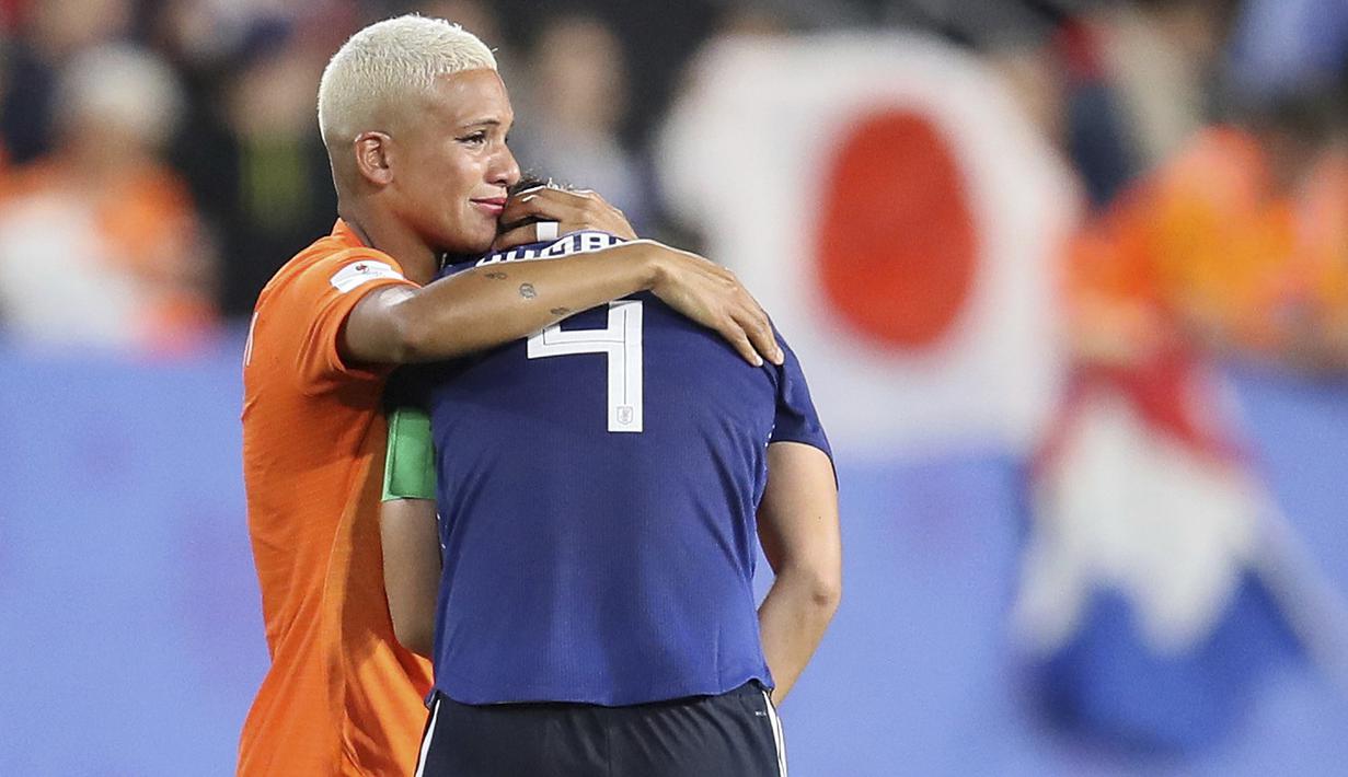 Belanda mendapat hadiah penalti pada injury time babak kedua karena pelanggaran handball oleh Saki Kumagai. Skor pun berubah menjadi 2-1 karena Lieke Martens sukses menjadi eksekutor penalti tersebut. ( AP/David Vincent )