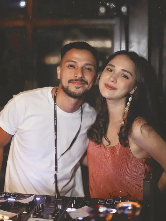 Beda Usia 11 Tahun, Ini 6 Momen Manis Jerry Likumahwa dan Raquel Katie