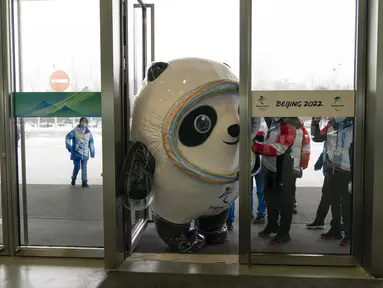 Maskot Olimpiade Beijing, Bing Dwen Dwen, mencoba masuk melalui pintu untuk memasuki pusat media utama di Olimpiade Musim Dingin 2022, 24 Januari 2022, di Beijing. (AP Photo/Jae C.Hong)