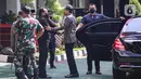 Presiden Joko Widodo atau Jokowi (tengah kanan) menyalami Ketua DPP PDIP Bidang Ekonomi Kreatif Muhammad Prananda Prabowo saat tiba untuk menghadiri rapat kerja nasional (Rakernas) II PDIP di Jakarta, Selasa (21/6/2022). Dengan tema 'Desa Kuat, Indonesia Maju dan Berdaulat', PDIP ingin memperjuangkan perbaikan kehidupan rakyat melalui keputusan-keputusan politik yang jelas. (Liputan6.com/Faizal Fanani)