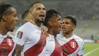 Menempati posisi ke-5 di klasemen Zona Conmebol, Peru mempunyai peluang lebih baik untuk lolos ke Qatar ketimbang Kolombia dan Cile untuk merebut satu jatah play-off. Timnas Peru pun kini didukung oleh 5 pemain yang berlaga di Kompetisi top Eropa. Siapa saja? (AFP/Pool/Sebastian Castaneda)