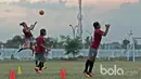 Aksi para pemain Pusamania Borneo FC saat  berlatih jelang laga Final Piala Presiden 2017 di Stadion Pakansari, Bogor, (9/3/2017). (Bola.com/Nicklas Hanoatubun)