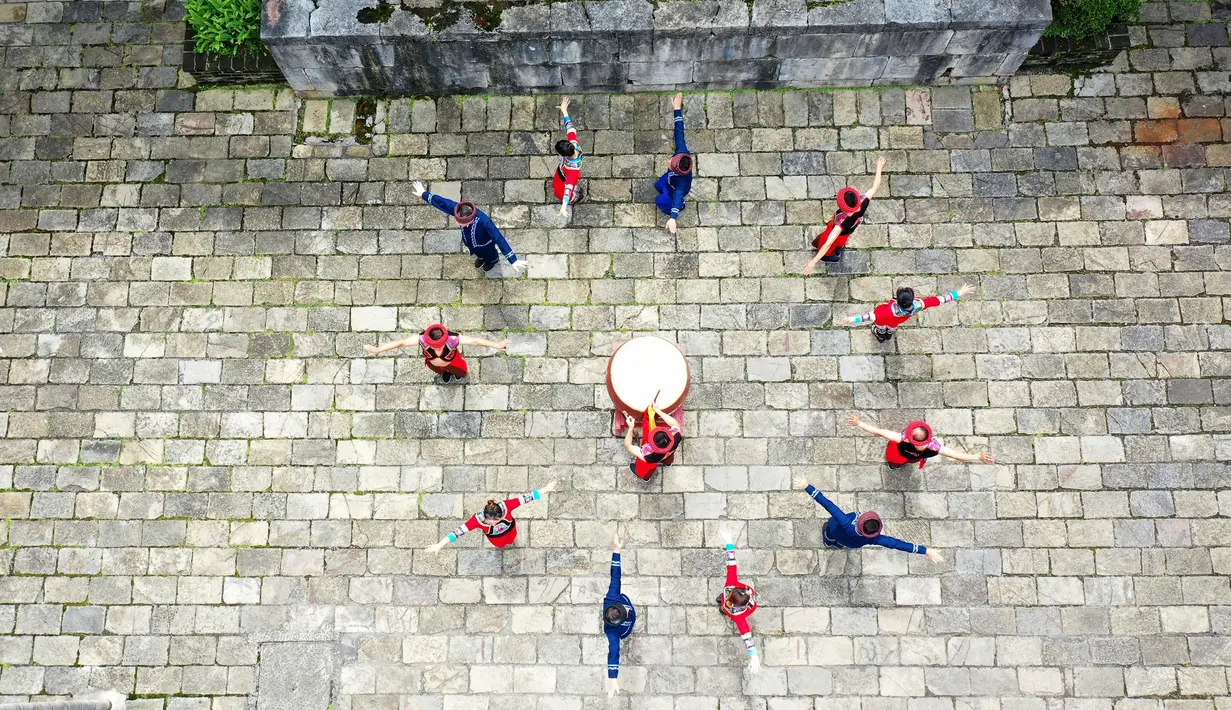 Foto dari udara penduduk desa menampilkan tarian tradisional dalam Festival Perahu Naga di kota kuno Gongtan di Prefektur Otonom Etnis Tujia dan Miao Youyang, Chongqing, China, 25 Juni 2020. Tahun ini, Festival Perahu Naga yang juga disebut Festival Duanwu jatuh pada 25 Juni. (Xinhua/Huang Xiaohai)