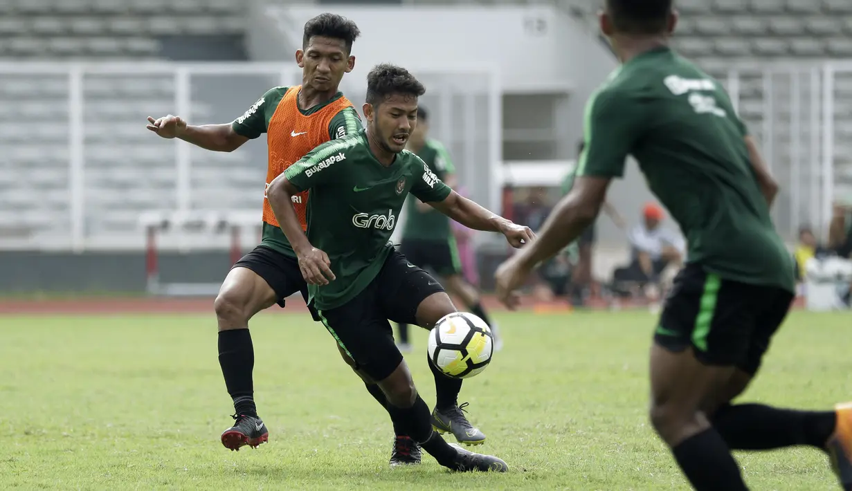 Pemain Timnas Indonesia U-23, Gian Zola, berebut bola dengan T.M. Ichsan saat internal game di Stadion Madya, Jakarta, Jumat(8/3). Latihan ini merupakan persiapan jelang kualifikasi Piala AFC U-23 di Vietnam. (Bola.com/Yoppy Renato)