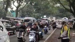 Pihak kepolisian melakukan rekayasa lalu lintas berupa penerapan sistem satu arah atau one way untuk mengatasi lonjakan volume kendaraan yang memadati jalur Bandung-Cianjur pada H+2 Lebaran. (Foto: Istimewa).