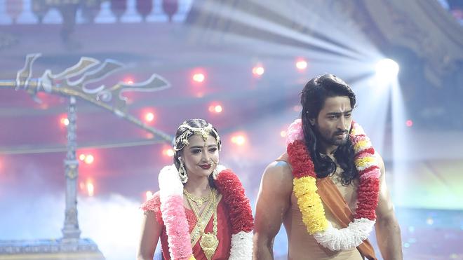 Ketika Dewi Perssik Diperebutkan Tiga Pria India - Celeb 