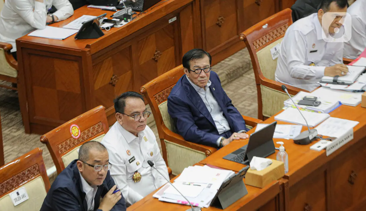 Dalam rapat tersebut, Yasonna Laoly juga memaparkan 10 lembaga pemasyarakatan yang mengalami kelebihan atau over populasi di Indonesia. (Liputan6.com/Faizal Fanani)
