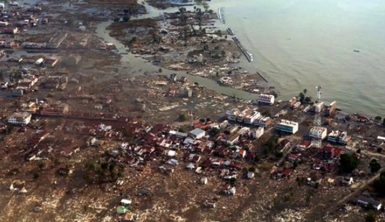 Tsunami pada 26 Desember 2004 sehari sesudah Natal jutaan rumah dan warga tersapu dan hancur tanpa meninggalkan bekas sedikit pun. Tsunami yang dipicu oleh gempa bumi itu, mengandung jumlah energi yang sama seperti 23.000 bom atom. (news.liputan6.com)
