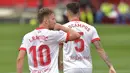 Gelandang Sevilla, Ivan Rakitic (kiri) membuka keunggulan 1-0 atas Granada melalui gol dari eksekusi penalti pada menit ke-16. (AFP/Cristina Quicler)