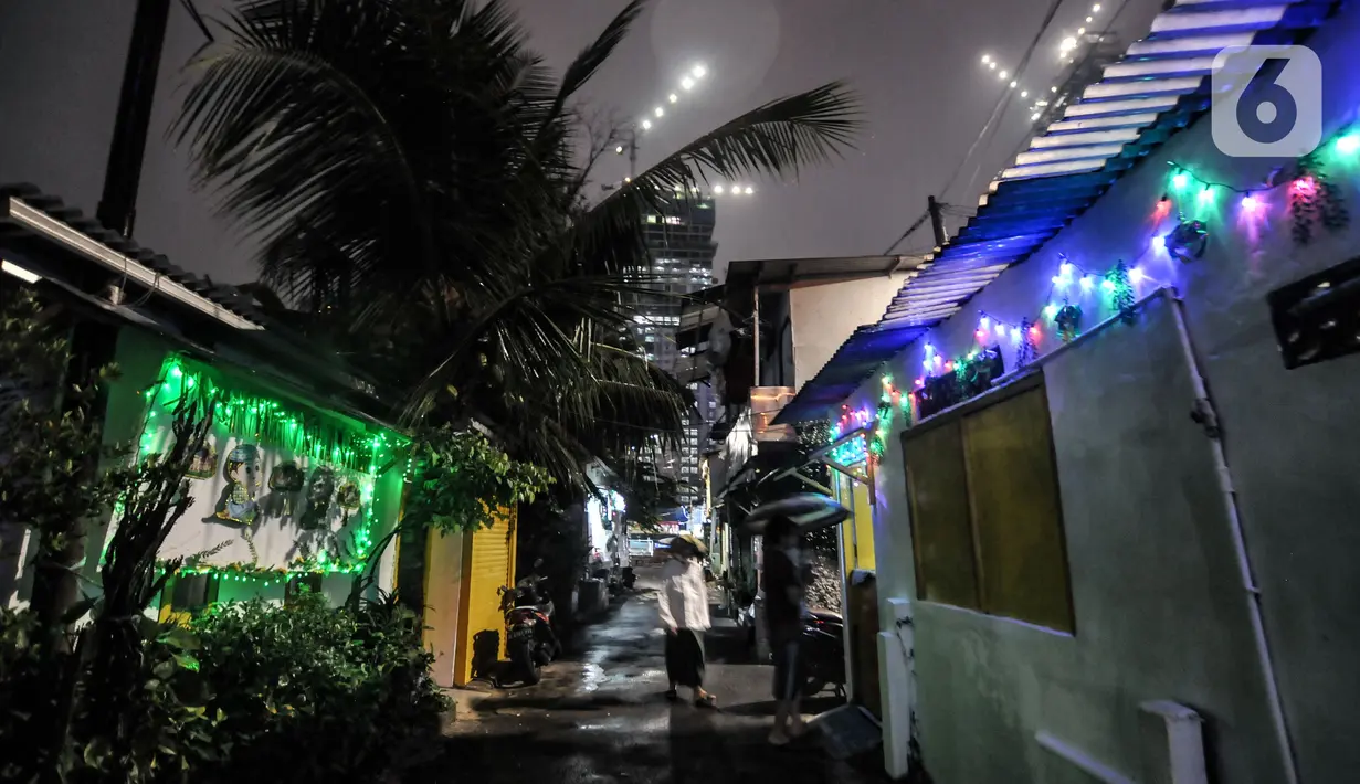 Suasana ‘Kampung RamadHhan' di Jalan Martapura, Kelurahan Kebon Melati, Kecamatan Tanah Abang, Jakarta, Rabu (28/4/2021). Memeriahkan bulan Ramadan, warga di RW 04, Kelurahan Kebon Melati menghias permukiman dan rumah mereka dengan mural dan hiasan bertema Ramadan. (merdeka.com/Iqbal S. Nugroho)