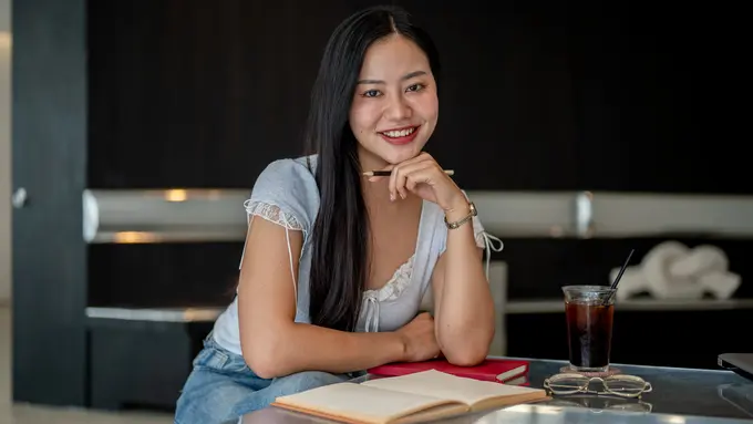 wanita agustus tetap percaya diri