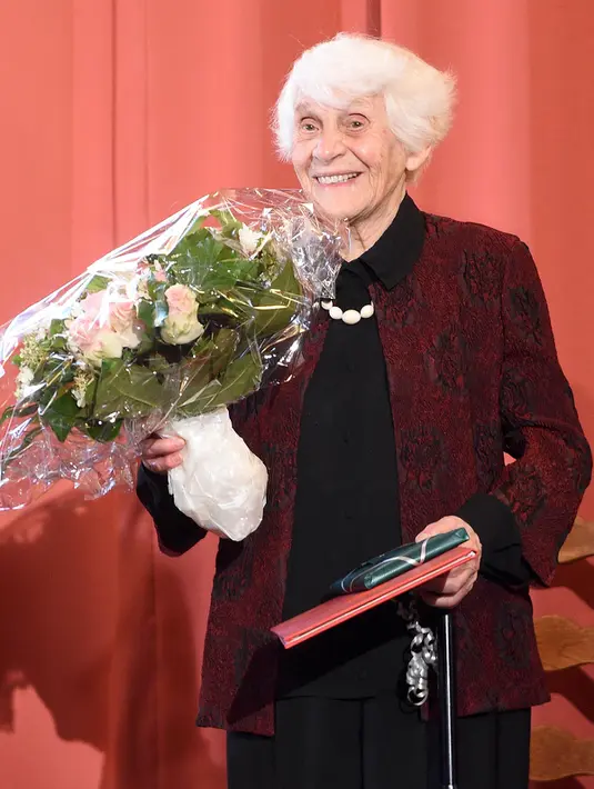 Kebahagiaan Seorang perempuan, Ingeborg Rapoport (102 tahun) saat menerima gelar doktornya setelah ditolak Nazi 77 tahun yang lalu, di rumah sakit UKE di Hamburg, Jerman, Selasa (9/6/2015). (REUTERS/Fabian Bimmer)