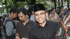 Bupati Banyuwangi Abdullah Azwar Anas tersenyum saat tiba di kediaman Megawati di kawasan Menteng, Jakarta, Sabtu (14/10). PDI Perjuangan melakukan pertemuan tertutup membahas Pilkada Jawa Timur 2018. (Liputan6.com/Herman Zakharia)