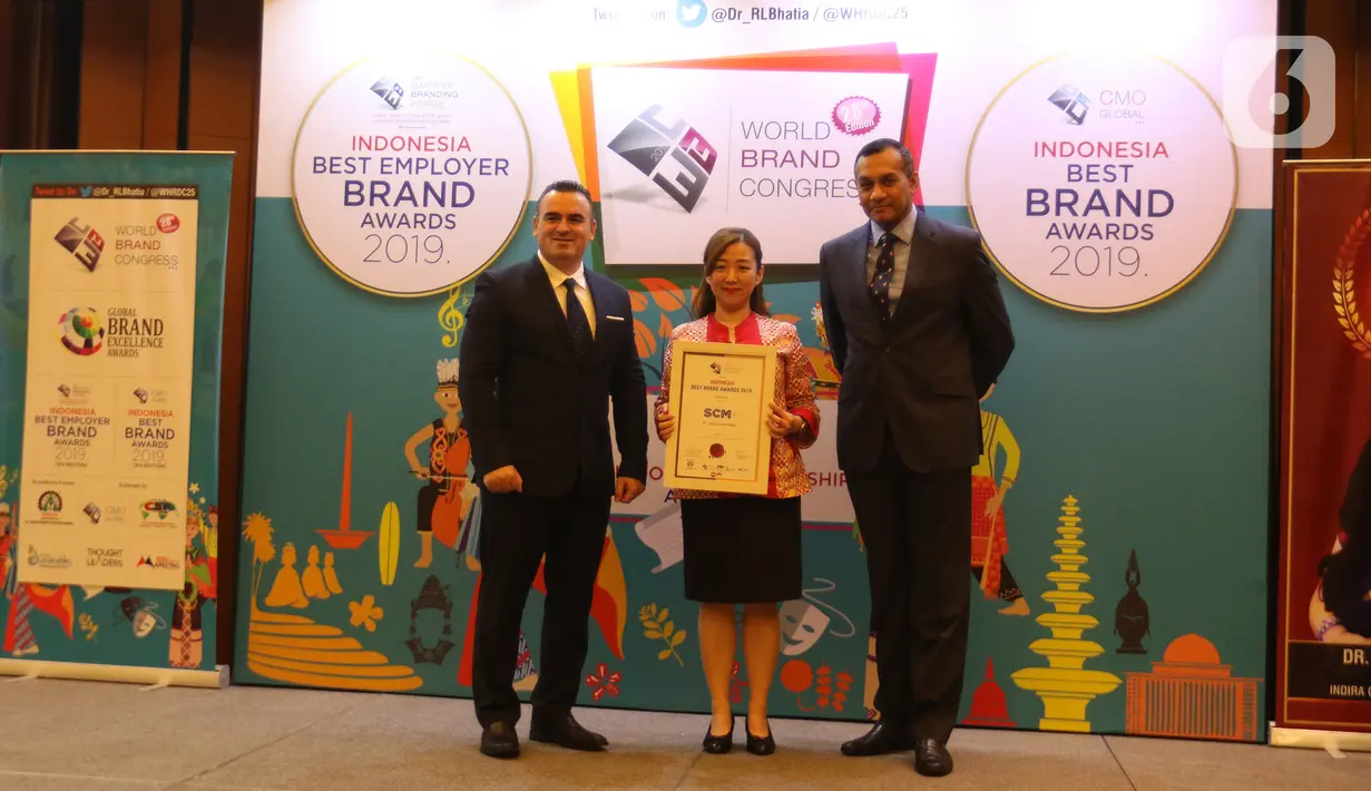 Perwakilan PT Surya Citra Media Tbk (SCM), Helen Melinda (tengah) menerima penghargaan dalam acara Global Brand Excellence Arwards di Jakarta, Kamis (24/10/2019). PT SCM Tbk menerima penghargaan kategori Indonesia Best Brand Awards 2019. (Liputan6.com/Herman Zakharia)