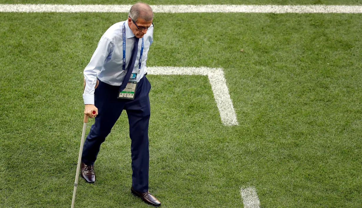 Pelatih Uruguay berjalan di depan bangku tim saat pertandingan Uruguay melawan Arab Saudi di Piala Dunia 2018 di Rostov Arena, Rusia (20/6). (AP/Themba Hadebe)