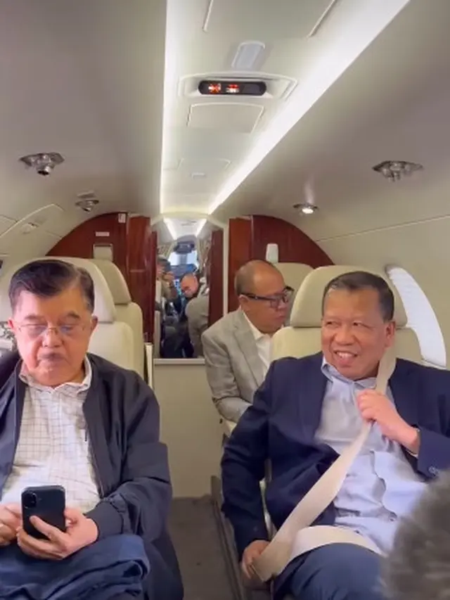 Wakil Presiden ke-10 dan ke-12 RI Jusuf Kalla saat hendak terbang ke sejumlah negara ASEAN untuk menghadiri dialog perdamaian. (@jusufkalla)