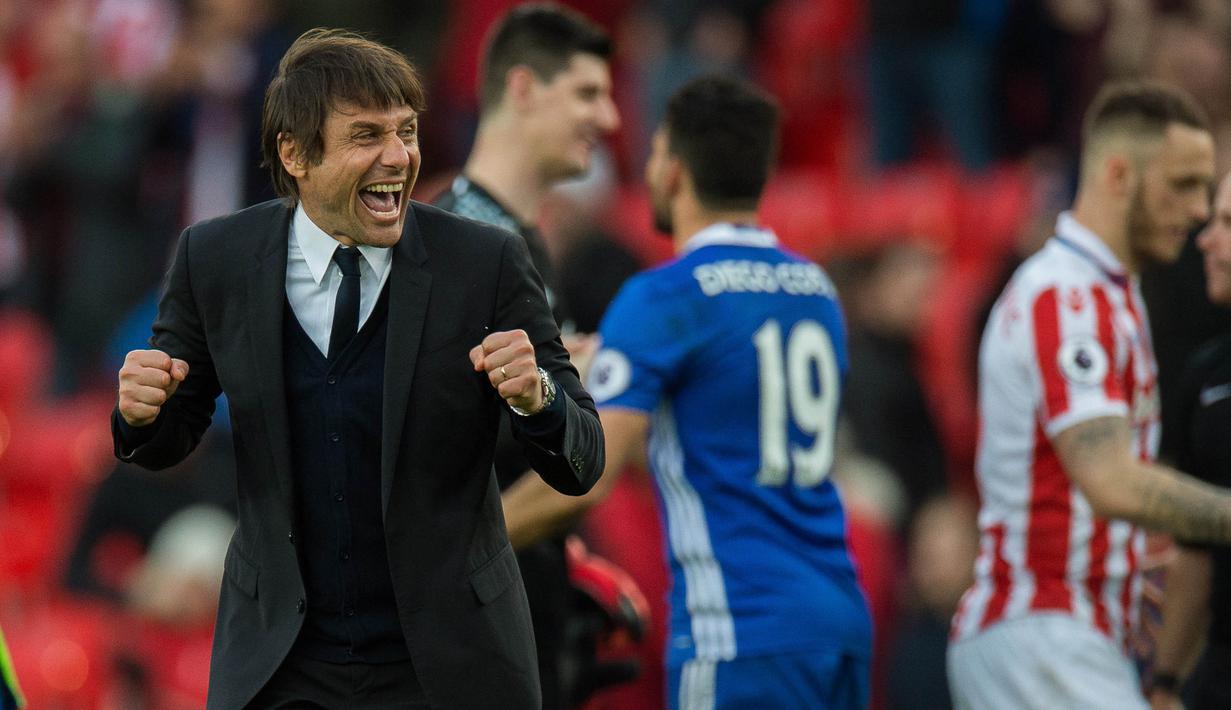 Pelatih Chelsea, Antonio Conte, tampak gembira usai tim asuhanya berhasil mengalahkan Stoke City. Dengan hasil tersebut Chelsea kian kokoh di puncak klasemen dengan mengoleksi 69 poin dari 28 pertandingan. (EPA/Peter Powell)