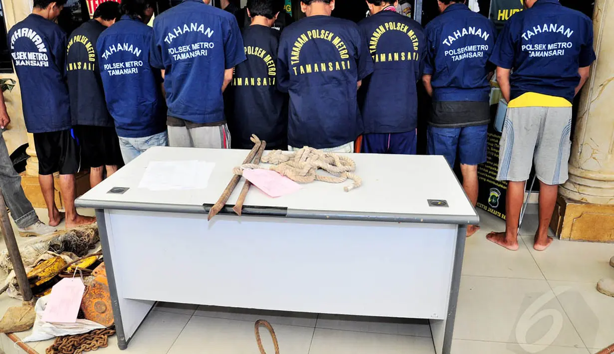 Kesembilan pelaku dikenai Pasal 363 tentang pencurian dengan pemberatan dengan ancaman hukuman 7 tahun penjara. Selasa (17/6/14) (Liputan6.com/Faizal Fanani)