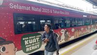 Penjualan Tiket Kereta Api Nataru Tembus 2,4 Juta, Stasiun Mulai Padat