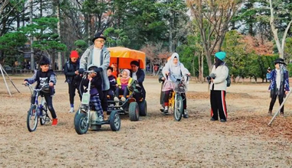 Nami Island menjadi destinasi selanjutnya yang dipilih oleh Gen Halilintar selama berada di Negeri Ginseng tersebut. Serunya Gen Halilintar menikmati pemandangan disekitar Nami Island dengan menggunakan sepeda (Liputan6.com/IG/genhalilintar)
