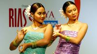 Model Malaysia menampilkan koleksi 'Songket' budaya Melayu karya desainer lokal selama peluncuran pekan mode di Kuala Lumpur, 1 Agustus 2003. (JIMIN LAI/AFP)