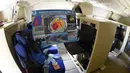 Salah satu ruang pengawasan pesawat milik NOAA di Coast Guard Air Station, Miami (12/5). Pesawat ini juga memiliki kemampuan menyebarkan tetes jarum ke badai dan memiliki sensor suhu onboard, serta peralatan meteorologi lainnya. (AFP Photo/Rhona Wise)