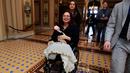 Senator negara bagian Illinois, Tammy Duckworth membawa bayinya meninggalkan ruang kongres Gedung Capitol Hill, Washington DC, Kamis (19/4). Undang-undang AS melarang anggota kongres membawa urusan pribadi ke dalam area pekerjaan. (AP/Manuel Balce Ceneta)