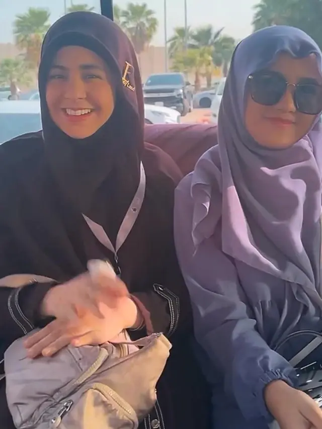 6 Beda Gaya Wirda Mansur dan Risty Tagor yang Sama-sama Naik Haji Jalur Influencer, Undangan dari Raja Arab Saudi