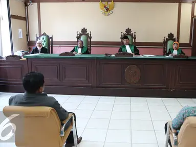 Kuasa hukum Gayus Tambunan, Junder Tambunan SH (kiri) dan Muallim Tappa SH selaku kuasa hukum istrinya Milana Anggraeni saat menjalani sidang perceraian di Pengadilan Agama Jakarta Utara, Rabu (30/9/2015). (Liputan6.com/Faizal Fanani)