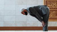Seseorang sedang melakukan sholat sunnah witir (Credit: Pexels)