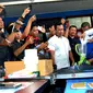 Kepala BNN Provinsi Bengkulu Agus Riansyah menuangkan setengah kilogram Sabu kedalam alat penghancur atau blender sebelum dimusnahkan (Liputan6.com/Yuliardi Hardjo)