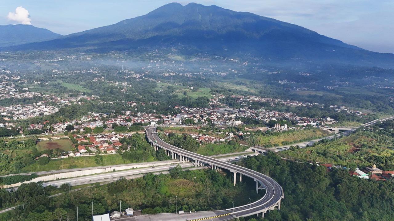 FOTO: Melihat Keindahan Tol Bocimi Berpadu Cantiknya Gunung Salak