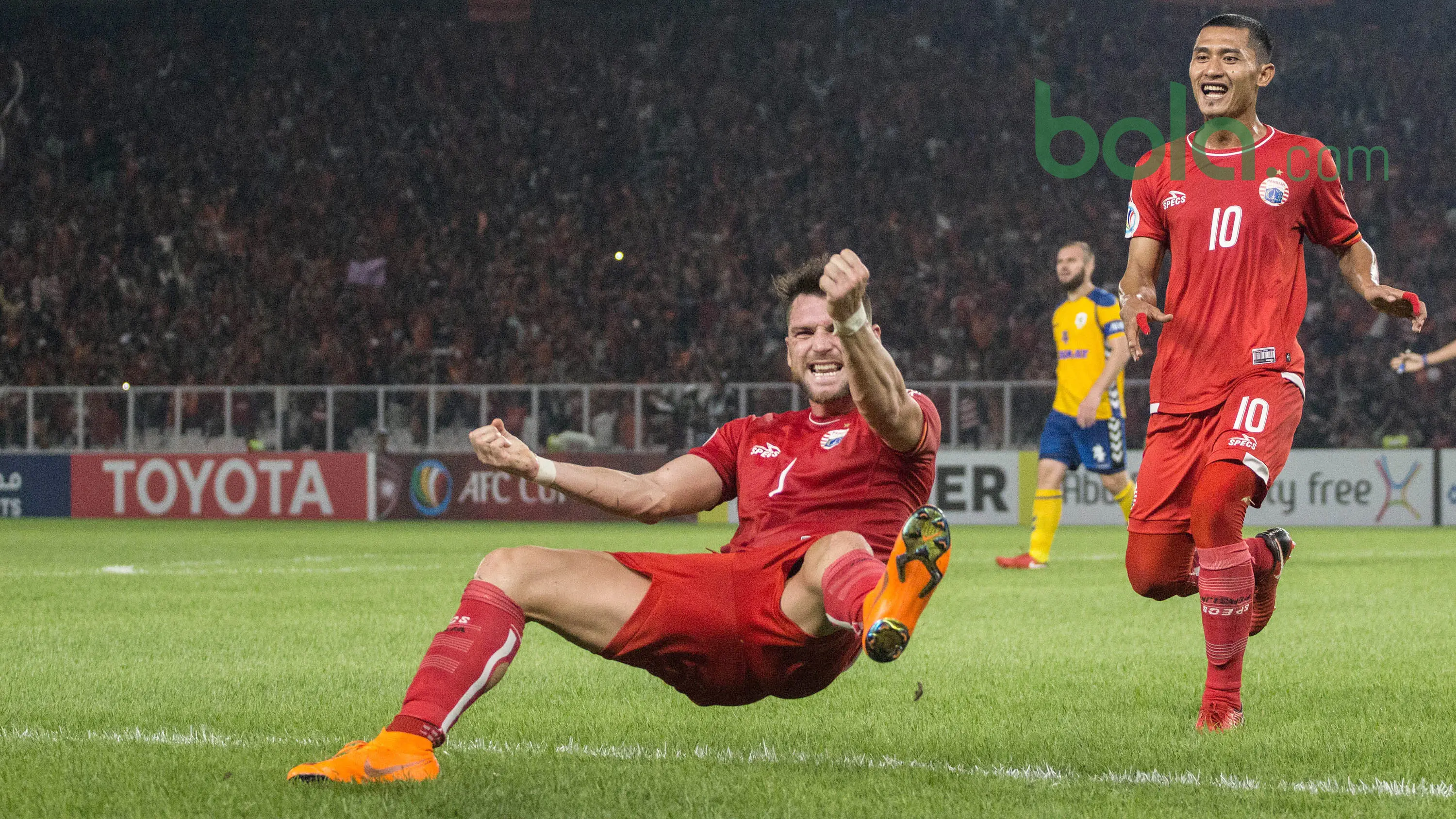 Marko Simic merayakan gol bersama Rudi Widodo saat melawan Tampines Rovers pada laga Piala AFC 2018 di Stadion Utama GBK, Senayan, Jakarta (28/2/2018). Simic mencetak tiga gol untuk Persija. (Bola.com/Asprilla Dwi Adha)