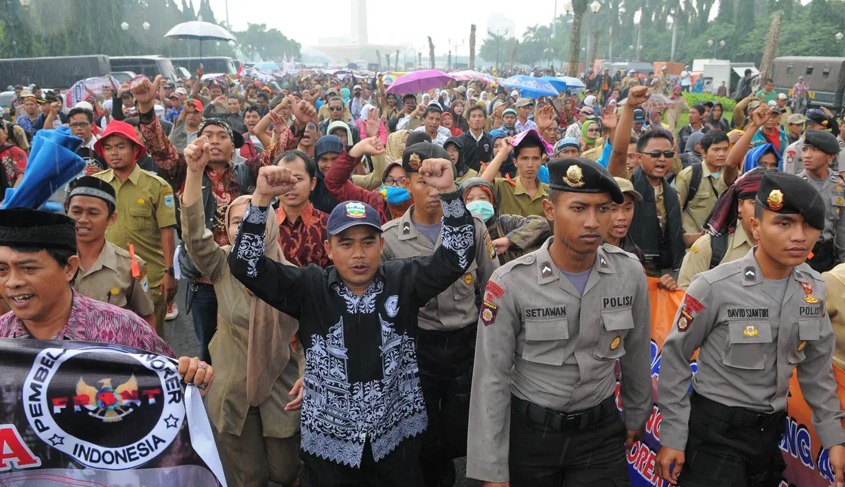 Polisi tampak berjaga-jaga diantara kerumunan para pengunjuk rasa yang melakukan aksi di Monas (Liputan6.com/Herman Zakharia).