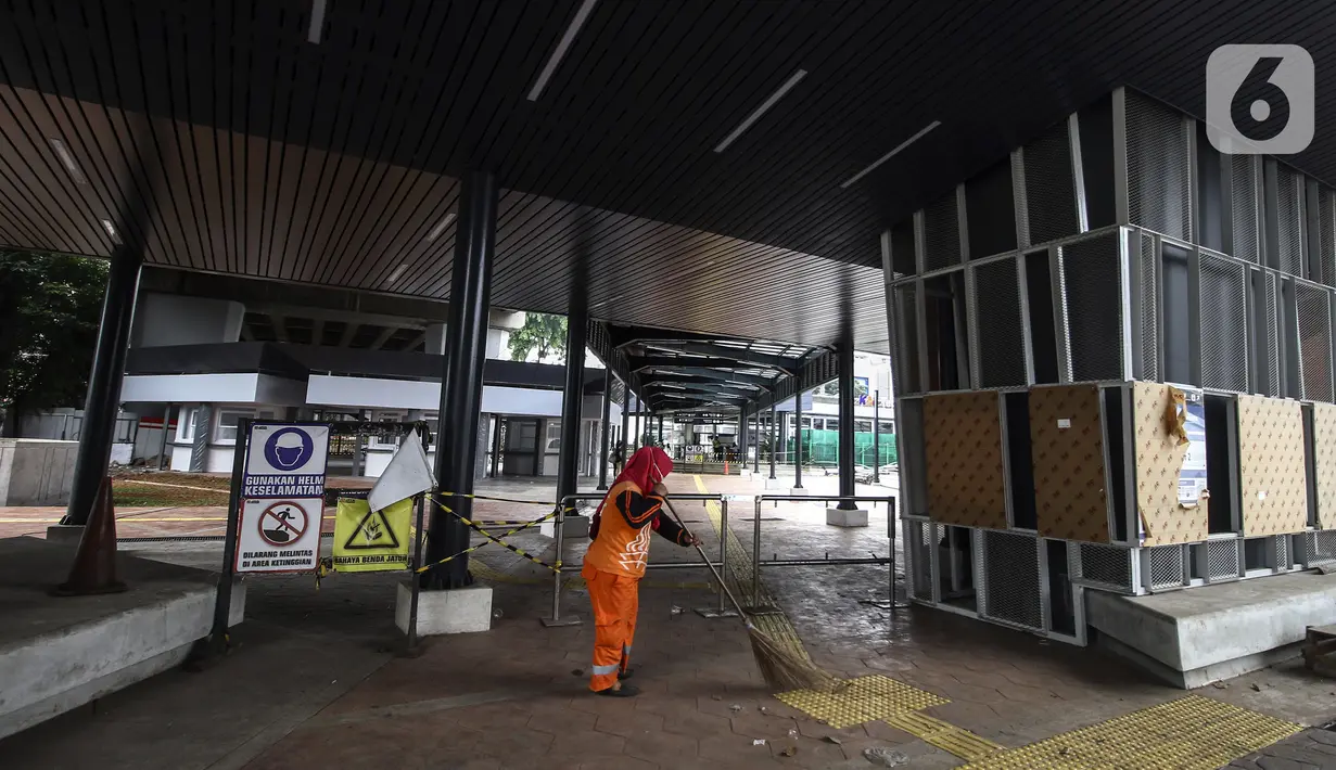 Petugas kebersihan menyapu area Stasiun Tebet, Jakarta, Senin (6/9/2021). Penataan kawasan Stasiun Tebet yang hampir rampung itu demi mendukung integrasi antarmoda transportasi di Jakarta. (Liputan6.com/Johan Tallo)