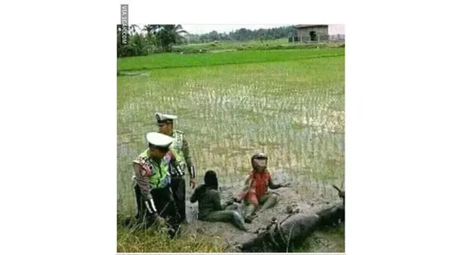 6 Aksi Kocak Emak-Emak saat di Sawah Ini Bikin Elus Dada