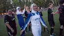 Pesepakbola wanita Iran berjabat tangan dengan pemain wanita Jerman usai pertandingan Discover Football tournament di Berlin, Jerman (31/8). Pesepakbola wanita Iran tampak antusias dengan turnamen ini. (REUTERS/Stefanie Loos)