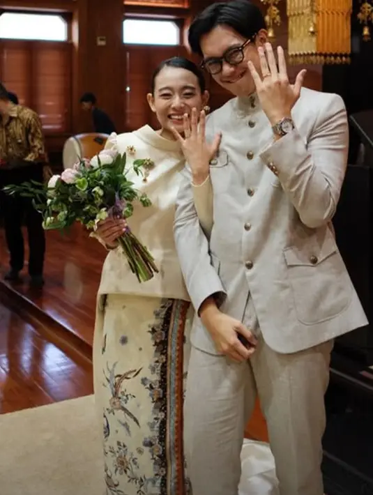 Brandon Salim dan Dhika Himawan resmi menikah pada Sabtu 19 April 2025. Dihadiri kerabat dan keluarga, pernikahan keduanya berlangsung khidmat dan meriah [@dhikahimawan]