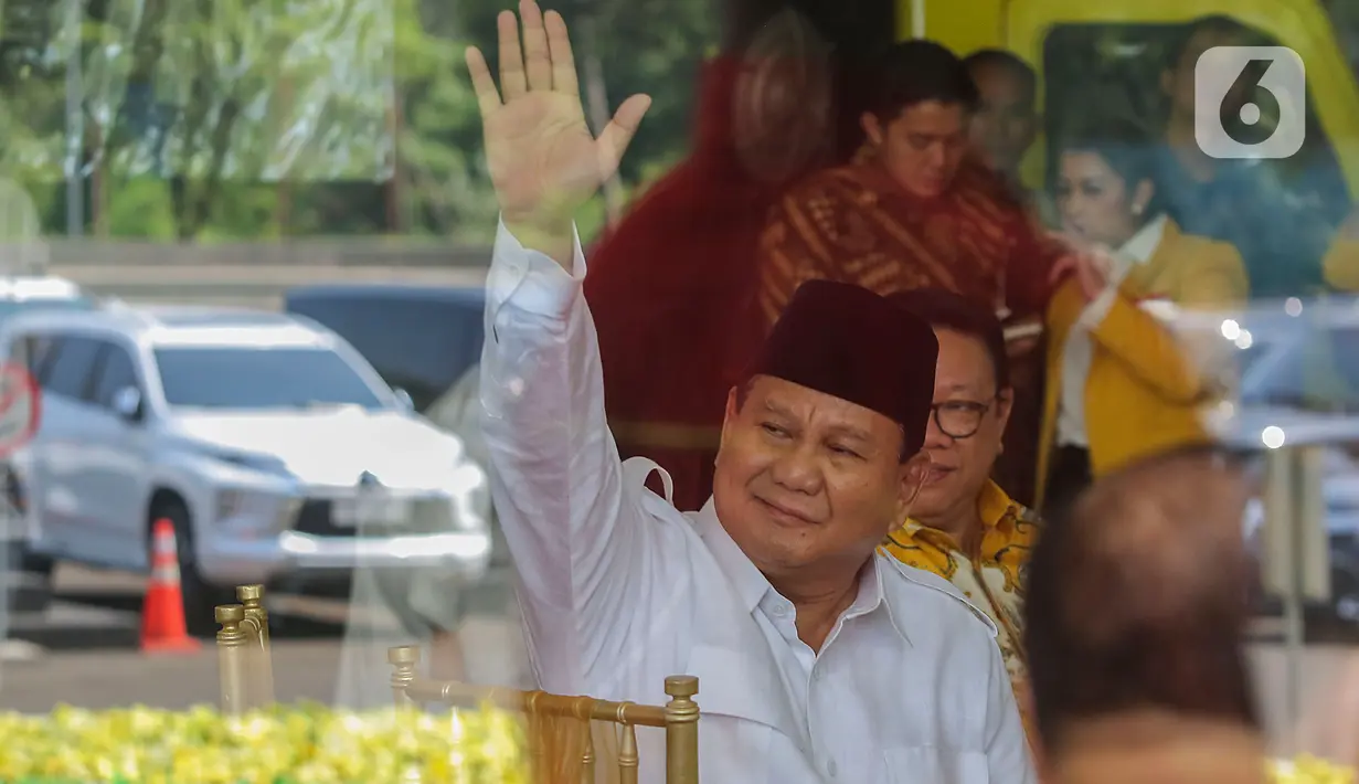 Ekspresi Prabowo saat menyapa sejumlah tamu yang hadir pada syukuran Hari Ulang Tahun (HUT) ke-59 Partai Golkar. (Liputan6.com/Angga Yuniar)