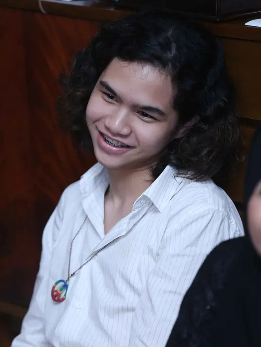 Dul juga mengaku siap untuk selalu menjaga dan melindungi bundanya dari hal-hal buruk. Remaja 15 tahun ini tak segan untuk menghalau siapa saja yang ingin ‘mencolek’ Maia Estianty terutama di kehidupan nyata. (Nurwahyunan/Bintang.com)