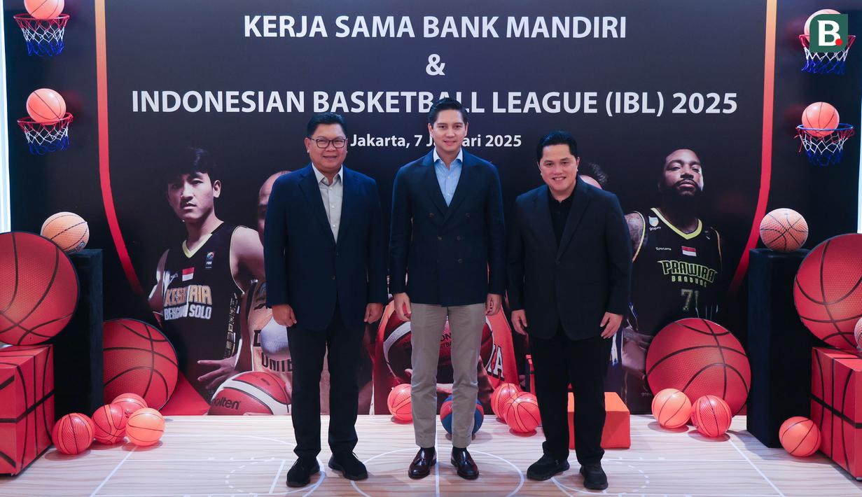Menteri BUMN, Erick Thohir, Bersama Direktur Utama (Dirut) Bank Mandiri, Darmawan Junaidi, dan Katua Perbasi, Budisatrio Djiwandono, foto Bersama saat peresmian kerja sama antara Bank Mandiri dengan IBL di Plaza Mandiri, Jakarta, Selasa (1/7/2025). (Bola.com/Abdul Aziz)