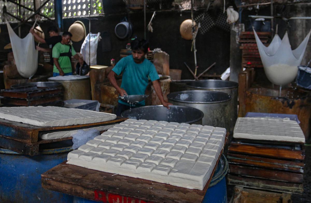 FOTO: Perajin Tahu Tertekan Kenaikan Harga Kedelai
