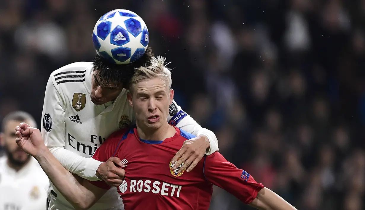 Bek Real Madrid, Jesus Vallejo, duel udara dengan gelandang CSKA Moskow, Hordur Magnusson, pada laga Liga Champions di Stadion Santiago Bernabeu, Madrid, Rabu (12/12). Madrid kalah 0-3 dari CSKA. (AFP/Javier Soriano)