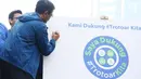 Gubernur DKI Jakarta Djarot Saiful Hidayat menandatangani komitmen pencanangan program #TrotoarKita di area car free day Bundaran HI, Minggu (8/10). Proses pengerjaan program ini akan dilakukan pada Desember 2017 - Juli 2018. (Liputan6.com/Angga Yuniar)