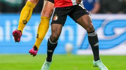 Bek Feyenoord, Tyrell Malacia (kanan) berebut bola dengan pemain IF Elfsborg, Per Frick selama pertandingan play-off Liga Europa Conference League  di de Kuip di Rotterdam pada 19 Agustus 2021.  Kontrak empat tahun diberikan kepada Malacia oleh manajemen MU. (AFP/Tom Bode)