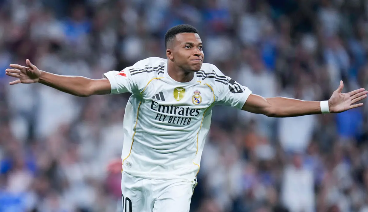 Pemain Real Madrid, Kylian Mbappe, melakukan selebrasi setelah mencetak gol ke gawang Osasuna pada laga pekan perdana La Liga di Stadion di Santiago Bernabeu, Rabu (20/8/2025) dini hari WIB. (AP Photo/Manu Fernandez)