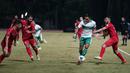 Penyerang Persib Bandung, Ezra Walian pun tak ketinggalan. Sejumlah peluang yang dimiliki Ezra masih mampu diamankan barisan pertahanan Afghanistan. (Dok.PSSI)