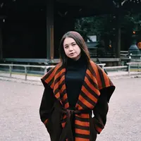 Pemilik nama lengkap Sri Rossa Roslaina Handiyani itu kian terkenal di dunia hiburan. Tak hanya bersuara merdu, tembang-tembangnya juga selalu nikmat untuk didengar. Selain jago menyanyi, Rossa juga dikenal dengan wajahnya yang awet muda serta gayanya yang modis. (Liputan6.com/IG/@itsrossa910)