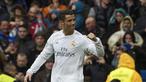  Cristiano Ronaldo merayakan golnya ke gawang Athletic Club Bilbao pada lanjtan La Liga Spanyol pekan ke-24 di Stadion Santiago Bernabeu,  Madrid, Sabtu (13/2/2016).  (AFP / Curto De La Torre)